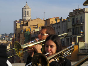 Nadal 2015 a Girona. 8&egrave; Mercat de la Volta Art Km 0. Cercavila musical amb Girona Marxing Band