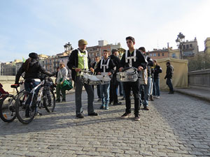 Nadal 2015 a Girona. 8&egrave; Mercat de la Volta Art Km 0. Cercavila musical amb Girona Marxing Band