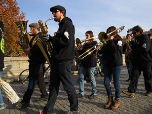 Nadal 2015 a Girona. 8&egrave; Mercat de la Volta Art Km 0. Cercavila musical amb Girona Marxing Band