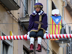 Nadal 2015 a Girona. Penjada del Tarl&agrave; de Nadal a l'Argenteria, acompanyat de la m&uacute;sica de la Bufant Fort Street Band 