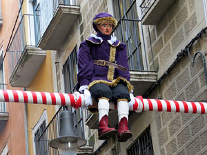 Nadal 2015 a Girona. Penjada del Tarl&agrave; de Nadal a l'Argenteria, acompanyat de la m&uacute;sica de la Bufant Fort Street Band 