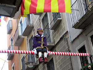 Nadal 2015 a Girona. Penjada del Tarl&agrave; de Nadal a l'Argenteria, acompanyat de la m&uacute;sica de la Bufant Fort Street Band 
