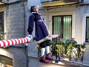 Nadal 2015 a Girona. Penjada del Tarl&agrave; de Nadal a l'Argenteria, acompanyat de la m&uacute;sica de la Bufant Fort Street Band 