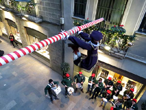 Nadal 2015 a Girona. Penjada del Tarl&agrave; de Nadal a l'Argenteria, acompanyat de la m&uacute;sica de la Bufant Fort Street Band 