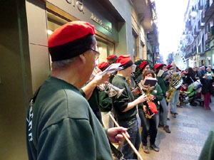 Nadal 2015 a Girona. Penjada del Tarl&agrave; de Nadal a l'Argenteria, acompanyat de la m&uacute;sica de la Bufant Fort Street Band 