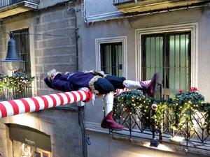 Nadal 2015 a Girona. Penjada del Tarl&agrave; de Nadal a l'Argenteria, acompanyat de la m&uacute;sica de la Bufant Fort Street Band 