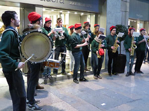 Nadal 2015 a Girona. Penjada del Tarl&agrave; de Nadal a l'Argenteria, acompanyat de la m&uacute;sica de la Bufant Fort Street Band 