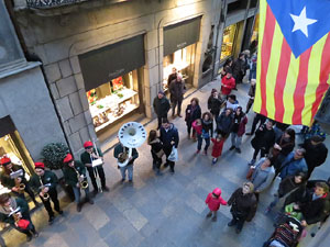 Nadal 2015 a Girona. Penjada del Tarl&agrave; de Nadal a l'Argenteria, acompanyat de la m&uacute;sica de la Bufant Fort Street Band 