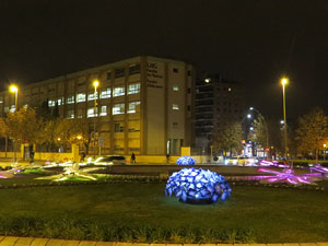 Nadal 2015 a Girona. Decoració nadalenca a les rotondes d'entrada a Girona