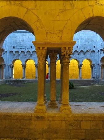 Claustre de Sant Pere de Galligants, seu del Museu d'Arqueologia de Catalunya - Girona, durant la Nit dels Museus