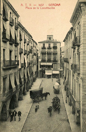 1905-1911. Vista des d'un punt elevat de la plaça del Vi, coneguda aleshores com Plaza de la Constitución. S'observen diferents carruatges circulant per la plaça