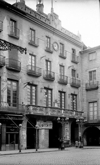 1914-1930. Façana de l'Ajuntament de Girona, a la plaça del Vi. A l'esquerra, el Cafè d'en Vila i a la dreta, la casa Carles