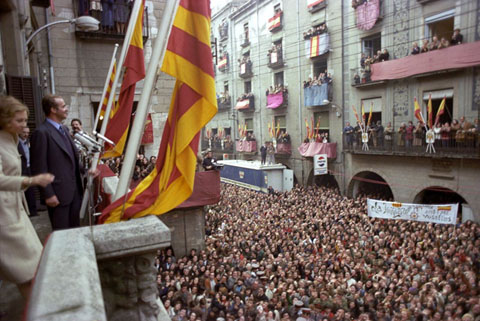 Febrer 1976. Visita oficial dels prínceps d'Espanya, Joan Carles I i Sofia a Girona. Parlament del príncep al del balcó de l'Ajuntament de Girona. Al seu costat, la princesa Sofia de Grècia