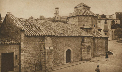 Exterior de l'església de Sant Nicolau, al barri de Sant Pere de Galligants. En primer terme, el carrer de Santa Llúcia. Al fons sobresurt la torratxa de Santa Llúcia. 1930-1940