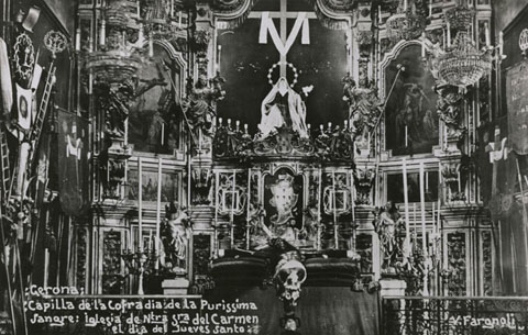 Vista de la Capella de la Confraria de la Puríssima Sang, a l'interior de l' Església del Carme. S'observa l'ornamentació amb motiu del Dijous Sant. 1911-1936