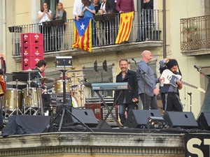 Festival Strenes 2016. Concert inaugural al terrat del punt d'Informaci&oacute; de la Rambla a c&agrave;rrec de Love of Lesbian