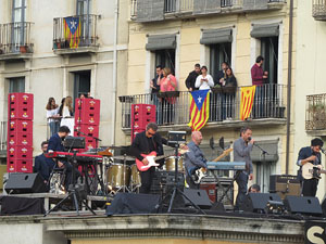 Festival Strenes 2016. Concert inaugural al terrat del punt d'Informaci&oacute; de la Rambla a c&agrave;rrec de Love of Lesbian
