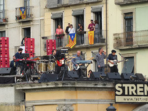 Festival Strenes 2016. Concert inaugural al terrat del punt d'Informaci&oacute; de la Rambla a c&agrave;rrec de Love of Lesbian