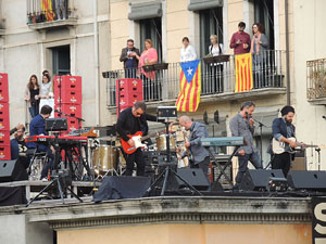 Festival Strenes 2016. Concert inaugural al terrat del punt d'Informaci&oacute; de la Rambla a c&agrave;rrec de Love of Lesbian
