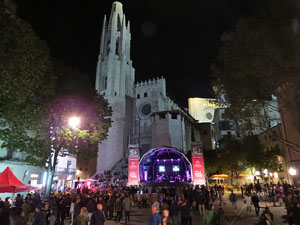 Festival Strenes 2016. Escenari de la pla&ccedil;a de Sant Feliu. Actuaci&oacute; de Joan Colomo