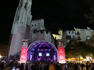 Festival Strenes 2016. Escenari de la pla&ccedil;a de Sant Feliu. Actuaci&oacute; de Joan Colomo