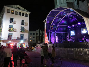Festival Strenes 2016. Escenari de la pla&ccedil;a de Sant Feliu. Actuaci&oacute; de Joan Colomo