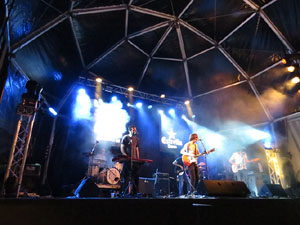 Festival Strenes 2016. Escenari de la pla&ccedil;a de Sant Feliu. Actuaci&oacute; de Joan Colomo
