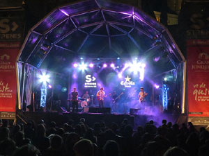 Festival Strenes 2016. Escenari de la pla&ccedil;a de Sant Feliu. Actuaci&oacute; de Joan Colomo