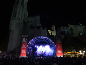 Festival Strenes 2016. Escenari de la pla&ccedil;a de Sant Feliu. Actuaci&oacute; de Joan Colomo