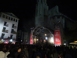 Festival Strenes 2016. Escenari de la pla&ccedil;a de Sant Feliu. Actuaci&oacute; de Joan Colomo