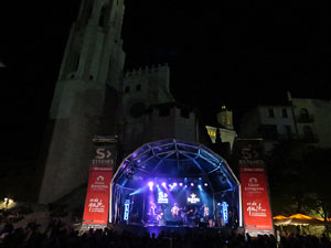 Festival Strenes 2016. Escenari de la pla&ccedil;a de Sant Feliu. Actuaci&oacute; de Joan Colomo