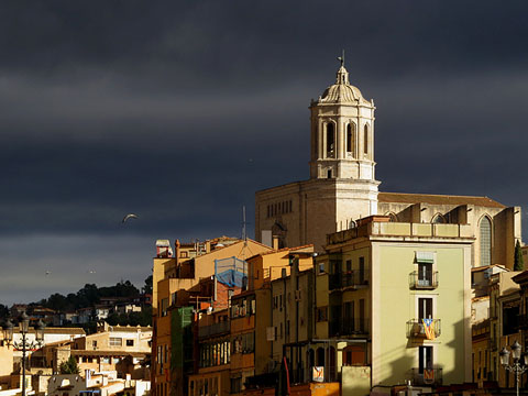 El campanar de la Catedral des del pont de Pedra