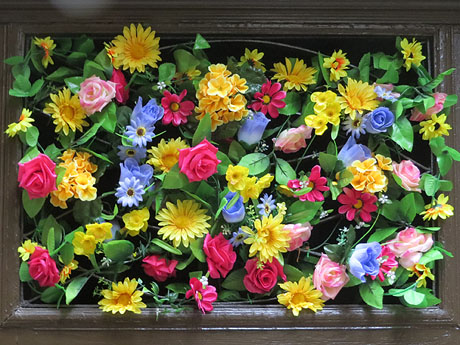 Temps de Flors 2016. Porta d'habitatge particular al carrer Claveria