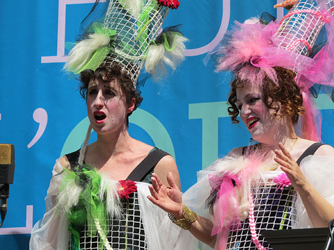 La mezzosoprano Georgina Reyner i la soprano Maite Mer durant la seva actuaci&oacute;