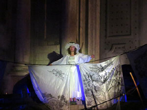 Temps de Flors 2016. Espectacle Lymbus, a càrrec de Comediants, a les escales de Sant Feliu