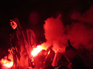 Temps de Flors 2016. Espectacle Lymbus, a càrrec de Comediants, a les escales de Sant Feliu