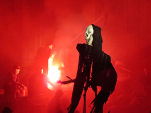 Temps de Flors 2016. Espectacle Lymbus, a càrrec de Comediants, a les escales de Sant Feliu