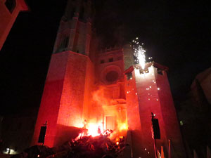 Temps de Flors 2016. Espectacle Lymbus, a càrrec de Comediants, a les escales de Sant Feliu