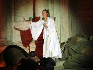 Temps de Flors 2016. Espectacle Lymbus, a càrrec de Comediants, a les escales de Sant Feliu