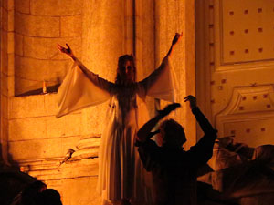 Temps de Flors 2016. Espectacle Lymbus, a càrrec de Comediants, a les escales de Sant Feliu