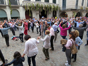 Temps de Flors 2016. Sardanes a la pla&ccedil;a del Vi amb la cobla Flama de Farners