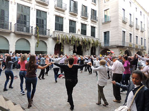 Temps de Flors 2016. Sardanes a la pla&ccedil;a del Vi amb la cobla Flama de Farners