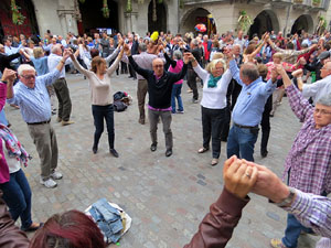 Temps de Flors 2016. Sardanes a la pla&ccedil;a del Vi amb la cobla Flama de Farners