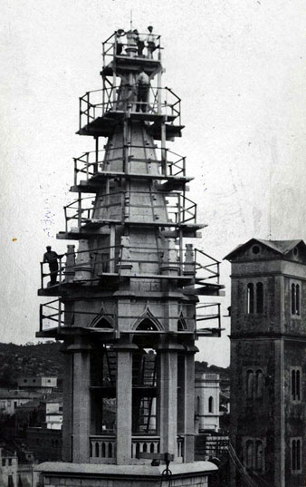 Obres de construcció del campanar neogòtic de l'església del Mercadal. Al seu costat, la Torre de les Aigües i al fons, les torres de l'església del Sagrat Cor