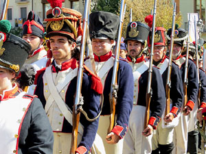VIII Festa Reviu els Setges Napole&ograve;nics de Girona. Desfilada pels carrers del Barri Vell