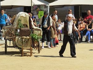 VIII Festa Reviu els Setges Napole&ograve;nics de Girona. Representaci&oacute; teatral a la pla&ccedil;a de la Independ&egrave;ncia