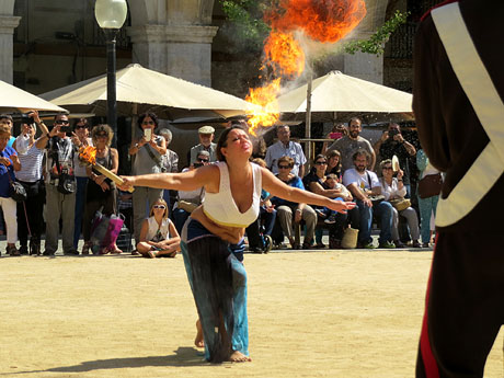 VIII Festa Reviu els Setges Napole&ograve;nics de Girona. Representaci&oacute; teatral a la pla&ccedil;a de la Independ&egrave;ncia