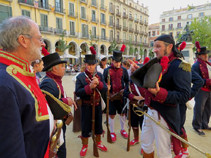 VIII Festa Reviu els Setges Napole&ograve;nics de Girona. Concentraci&oacute; dels grups de recreaci&oacute; a la pla&ccedil;a de la Independ&egrave;ncia