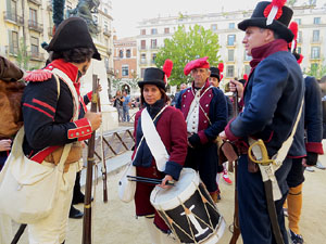 VIII Festa Reviu els Setges Napole&ograve;nics de Girona. Concentraci&oacute; dels grups de recreaci&oacute; a la pla&ccedil;a de la Independ&egrave;ncia