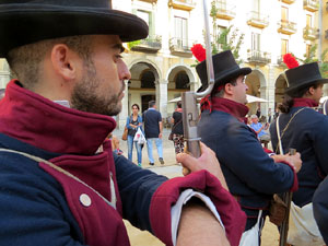 VIII Festa Reviu els Setges Napole&ograve;nics de Girona. Concentraci&oacute; dels grups de recreaci&oacute; a la pla&ccedil;a de la Independ&egrave;ncia